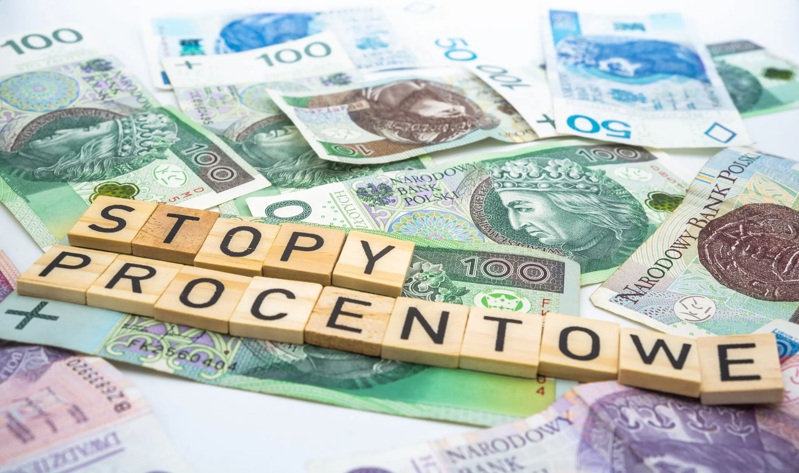 Spadają stopy procentowe - czy to dobry moment na zakup mieszkania?